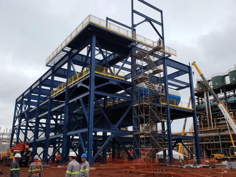 Equipe em obra de estrutura metálica industrial de vários pavimentos