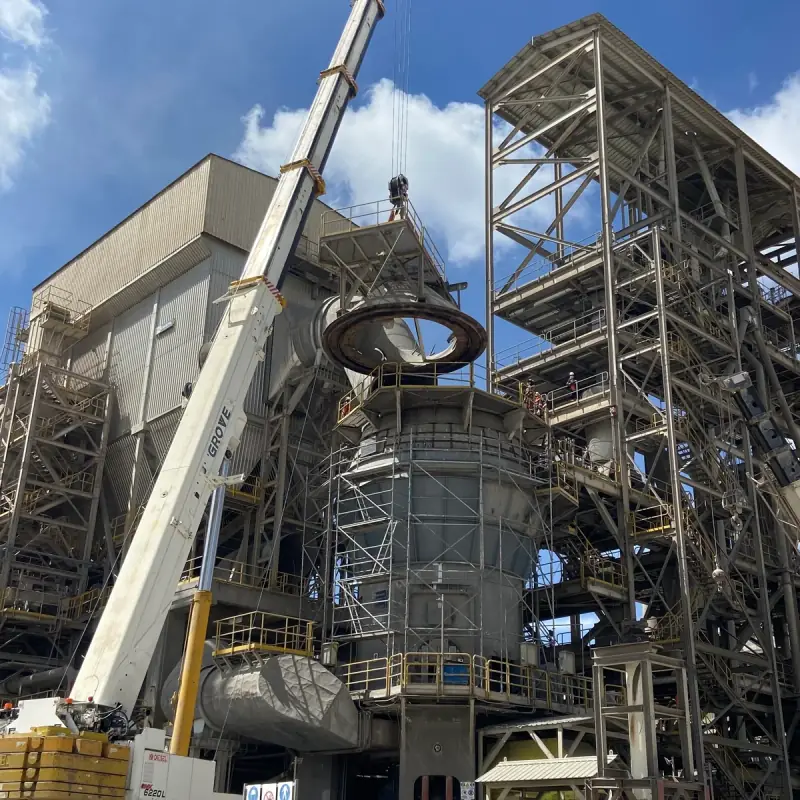 Guindaste na montagem de estrutura metálica industrial