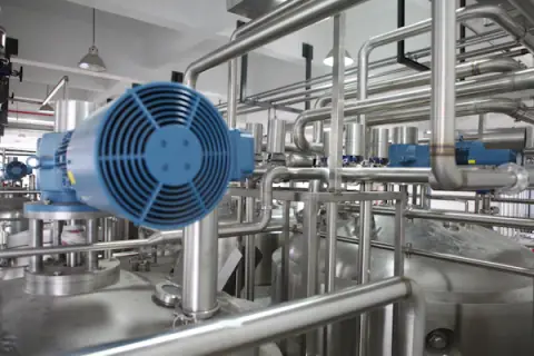 Tubulações e equipamentos em instalação industrial